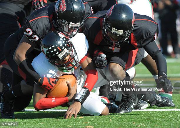 Sp_turkeybowl28 DATE: November 27, 2008 NEG NUM: 205084 CREDIT: Toni L. Sandys _TWP Washington, DC Woodson quarterback Ricardo Young dives over the...