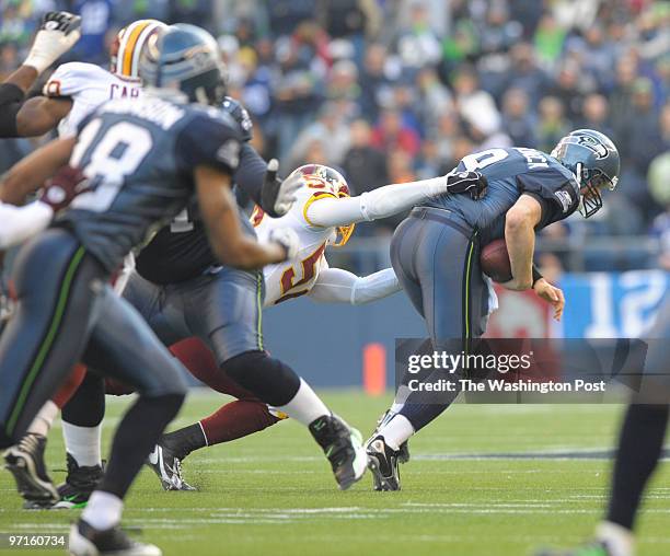 November 23, 2008 NEG NUM: 204939 CREDIT: Toni L. Sandys _TWP Seattle, WA Washington Redskins linebacker Rocky McIntosh reaches and sacks Seattle...