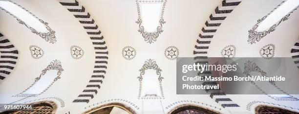 new decorations of the barrel vault of the newly restorated egyptian bazaar (also called spice bazaar) - tunnvalv bildbanksfoton och bilder