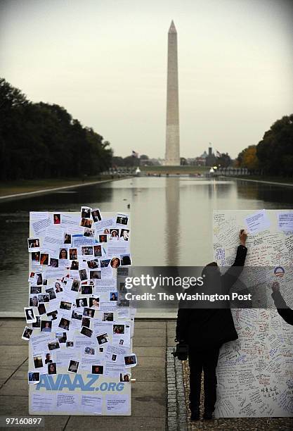 Ph/elec folo-3 DATE: November 5, 2008 NEG: 204659 CREDIT: Ricky Carioti / TWP Washington, D.C. Newseum Folks checking out a global message board with...