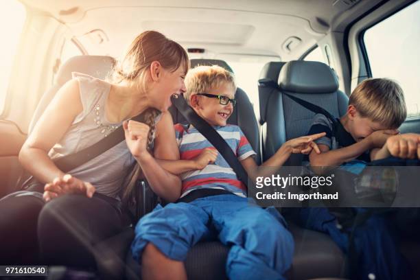 glada barn som reser med bil - family inside car bildbanksfoton och bilder