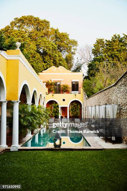 early morning view of boutique hotel courtyard and pool - mérida mexiko bildbanksfoton och bilder