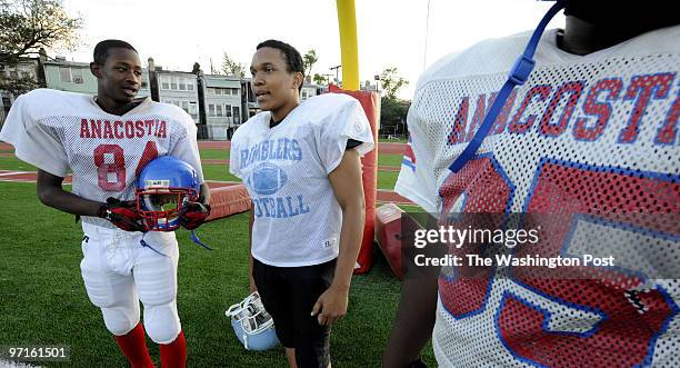 Sp-anacostia23 DATE:October 21, 2008 CREDIT: Mark Gail/TWP Washington DC ASSIGNMENT#:204391 EDITED BY: mg Eastern high school punter Auburn Gray now...