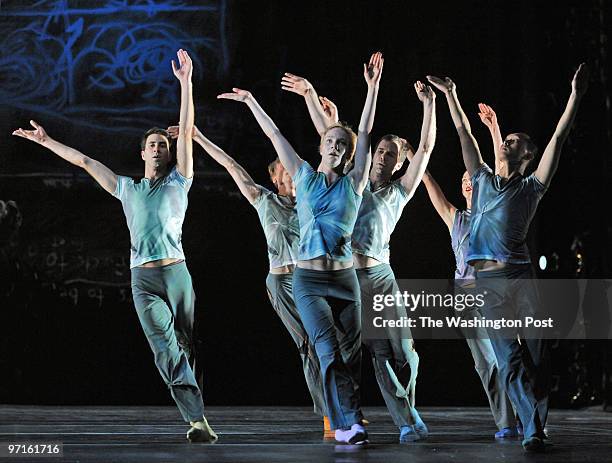 The Shen Wei dance company, in dress rehearsal of Shen Wei's "Map".