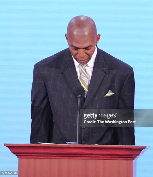 Na_rnc NEG NUMBER: 203489 DATE: September 2008 CREDIT: Toni L. Sandys / TWP Saint Paul, MN Thurl Bailey leads the crowd in prayer during the...