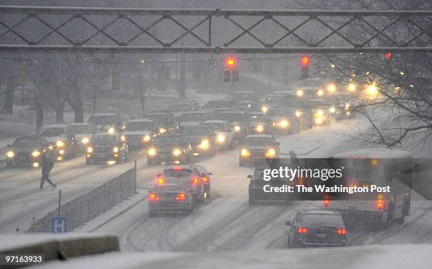 Ph-weather28 assignment: 206078 Seminary Road and I-95 overpass Alexandria, VA region's first snowfall Photographer: Gerald Martineau Pedestrians...