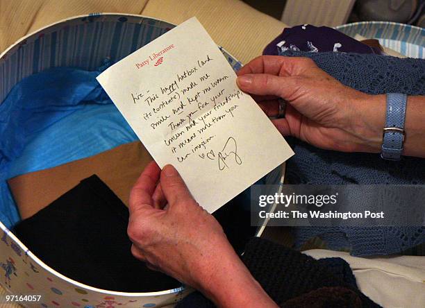 October 22, 2008CREDIT: Carol Guzy/ The Washington PostLOCATION: Washington DCCAPTION: CRITTERS FOR THE CURE: Elizabeth Shepard with hatbox full of...