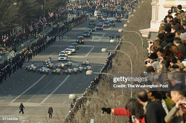 Done/lw -- WASHINGTON, DC The Presidential motorcade makes its way up to the U.S. Capitol as President-elect Barack Hussein Obama gets ready to take...