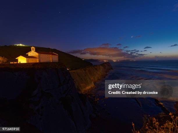 san telmo chapel by the cliff in zumaya at night - san telmo fotografías e imágenes de stock
