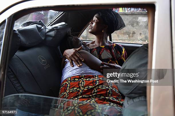 October 6, 2008 CREDIT: Carol Guzy/ The Washington Post Freetown, Sierra Leone BIRTH & DEATH: Isatu Saccoh holds her niece Jemelleh Saccoh, 35 years...