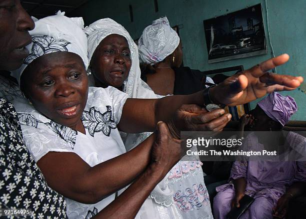 October 6, 2008 CREDIT: Carol Guzy/ The Washington Post Freetown, Sierra Leone MY DARLING GOODBYE: Adama's body is brought to her home for relatives...