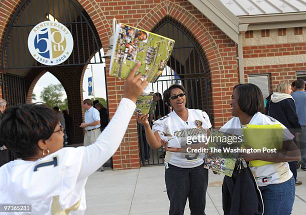 Sp_goodcounsel21 NEG NUMBER: 203814 DATE: September 20, 2008 CREDIT: Toni L. Sandys_TWP Olney, MD Stephanie Hall, center, the mother of Jelani...