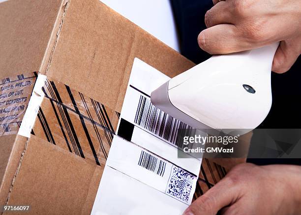 scanning parcel - etiketteren stockfoto's en -beelden