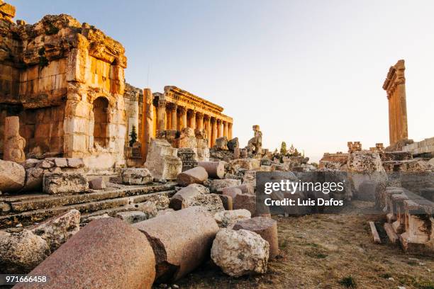 baalbek, temples of jupiter and bacchus - dio romano foto e immagini stock