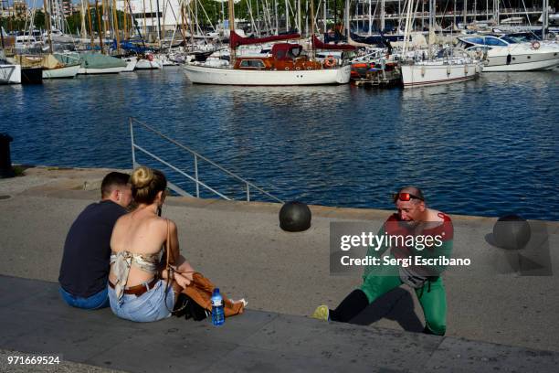 commercial port of barcelona - robin superhero - fotografias e filmes do acervo