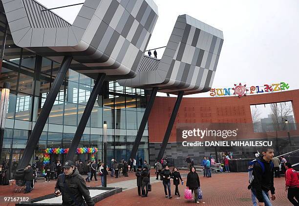 Les grandes chaînes jouent des coudes en une Roumanie en proie à la crise ** General exterior view of a newly opened Mall in Bucharest, February 25,...