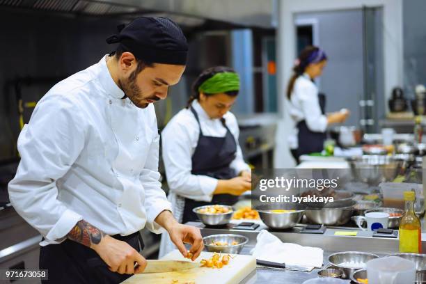 formación curso de cocina - uniforme de chef fotografías e imágenes de stock