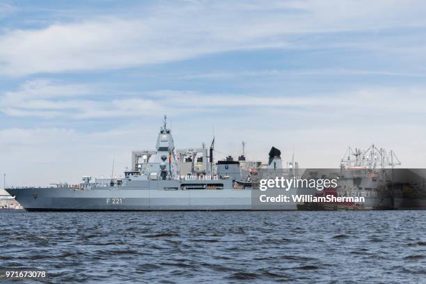 baltimore inner harbor, deutsche fregatte hessen (f221) begleitet von einem schlepper in baltimore - frigate stock-fotos und bilder