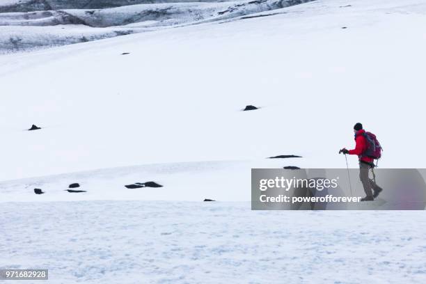 gletsjer wandelaar op de mýrdalsjökull gletsjer in ijsland - katla volcano stockfoto's en -beelden