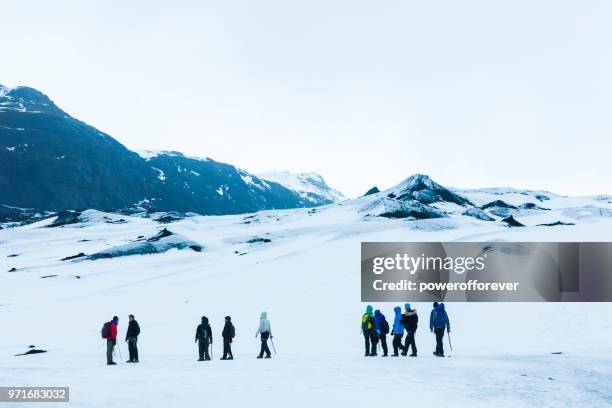 gletscher-wanderer am gletscher mýrdalsjökull in island - powerofforever stock-fotos und bilder