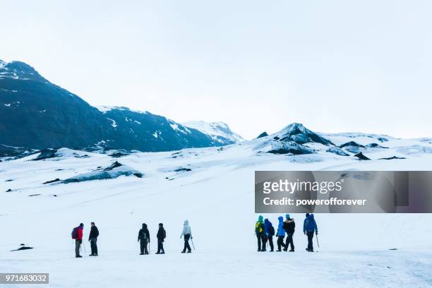 gletsjer wandelaars op de mýrdalsjökull gletsjer in ijsland - katla volcano stockfoto's en -beelden