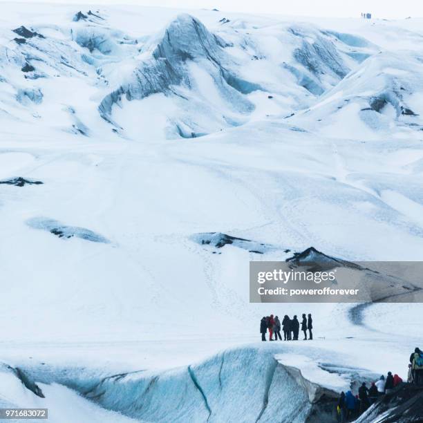 gletsjer wandelaars op de mýrdalsjökull gletsjer in ijsland - katla volcano stockfoto's en -beelden