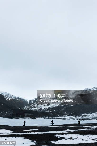 gletsjer wandelaars op de mýrdalsjökull gletsjer in ijsland - katla volcano stockfoto's en -beelden