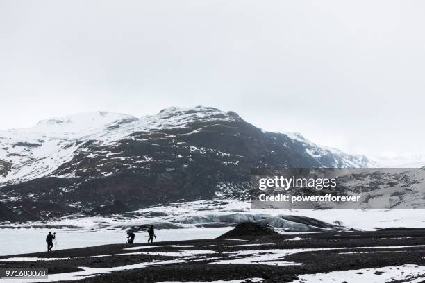 gletsjer wandelaars op de mýrdalsjökull gletsjer in ijsland - katla volcano stockfoto's en -beelden