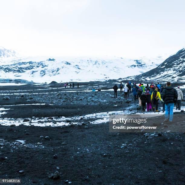 gletsjer wandelaars op de mýrdalsjökull gletsjer in ijsland - katla volcano stockfoto's en -beelden