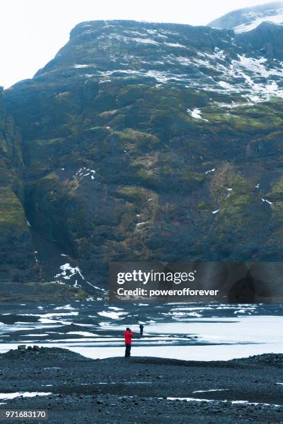 gletscher-wanderer am gletscher mýrdalsjökull in island - powerofforever stock-fotos und bilder