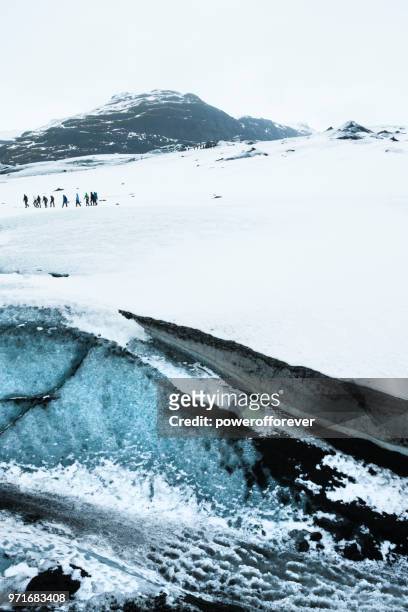 gletscher-wanderer am gletscher mýrdalsjökull in island - powerofforever stock-fotos und bilder