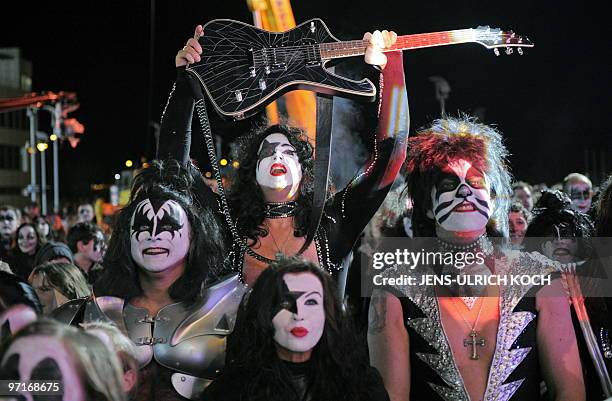 Fans of US rock band "Kiss" pose in front of the fairground hall in Erfurt, central-eastern Germany, during the 187th edition of the TV show "Wetten,...