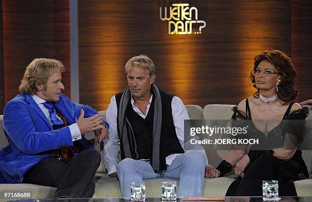 German showmaster Thomas Gottschalk speaks to US actor and singer Kevin Costner and Italian actress Sophia Loren during the 187th edition of the TV...