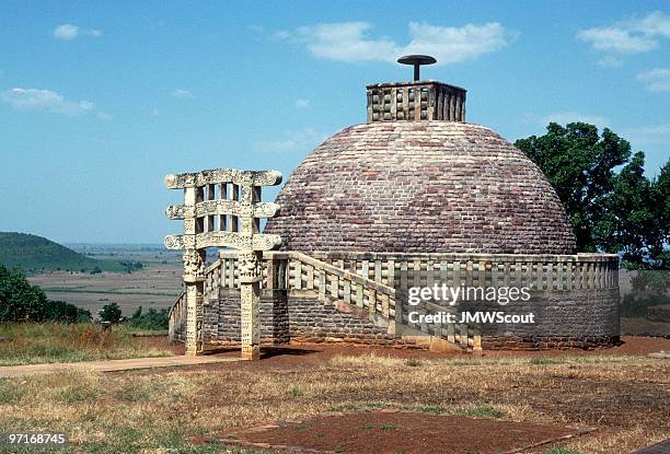 stupa budista em sanchi, índia - stupa imagens e fotografias de stock