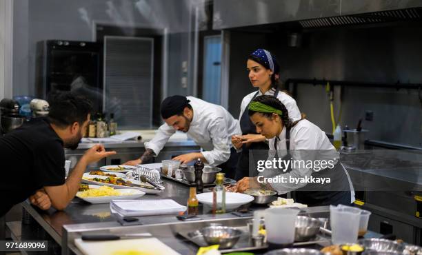 formação do curso de cozinha - chef de cozinha - fotografias e filmes do acervo