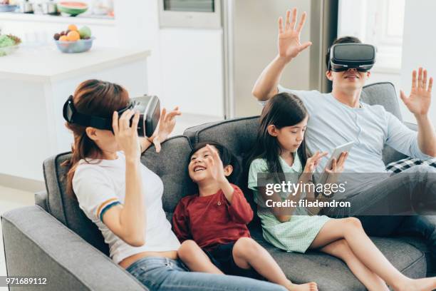 familie spaß mit vr-simulator - familie technologie virtuell stock-fotos und bilder