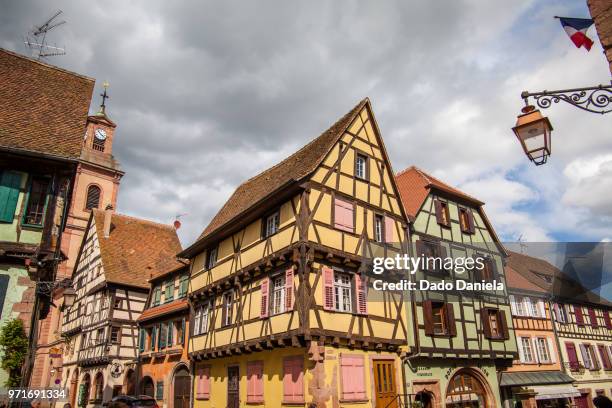 colourful riquewihr - kaysersberg - fotografias e filmes do acervo