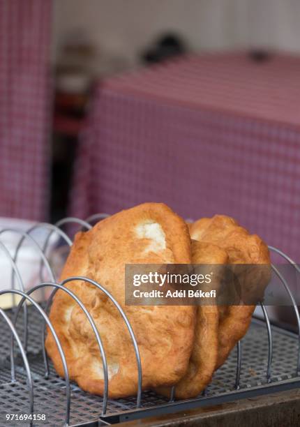 lángos (hungarian food speciality) - roundel fotografías e imágenes de stock