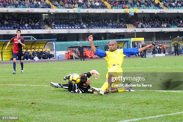 Marcos Ariel de Paula of Chievo beats Federico Marchetti of Chievo to score a goal during the Serie A match between Chievo and Cagliari at Stadio...
