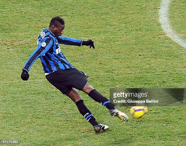 Mario Balotelli of Inter scores the goal during the Serie A match between Udinese and Inter at Stadio Friuli on February 28, 2010 in Udine, Italy.