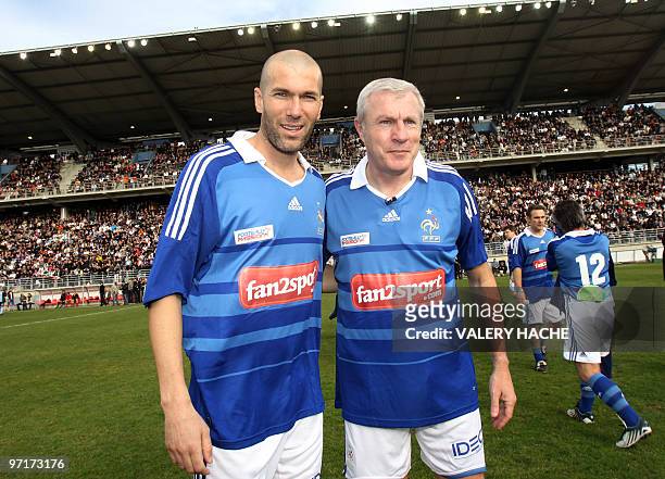 Former football players Luis Fernandes and Zinedine Zidane pose before their "Luis Fernandez jubilee" football match, on February 28, 2010 at the...