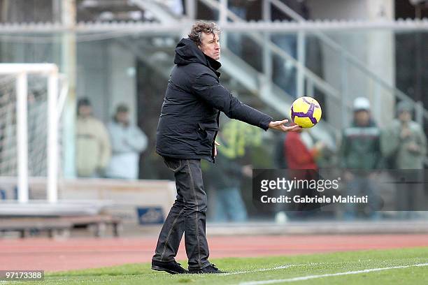 Siena head coach Alberto Malesani gestures during the Serie A match between Livorno and Siena at Stadio Armando Picchi on February 28, 2010 in...