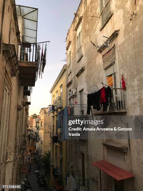 street in quartieri spagnoli. naples, italy. - camorra foto e immagini stock