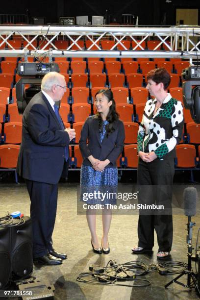 Princess Kako of Akishino talks with University of Leeds Vice-Chancellor Alan Langlands and Head of School of Performance and Cultural Industries...