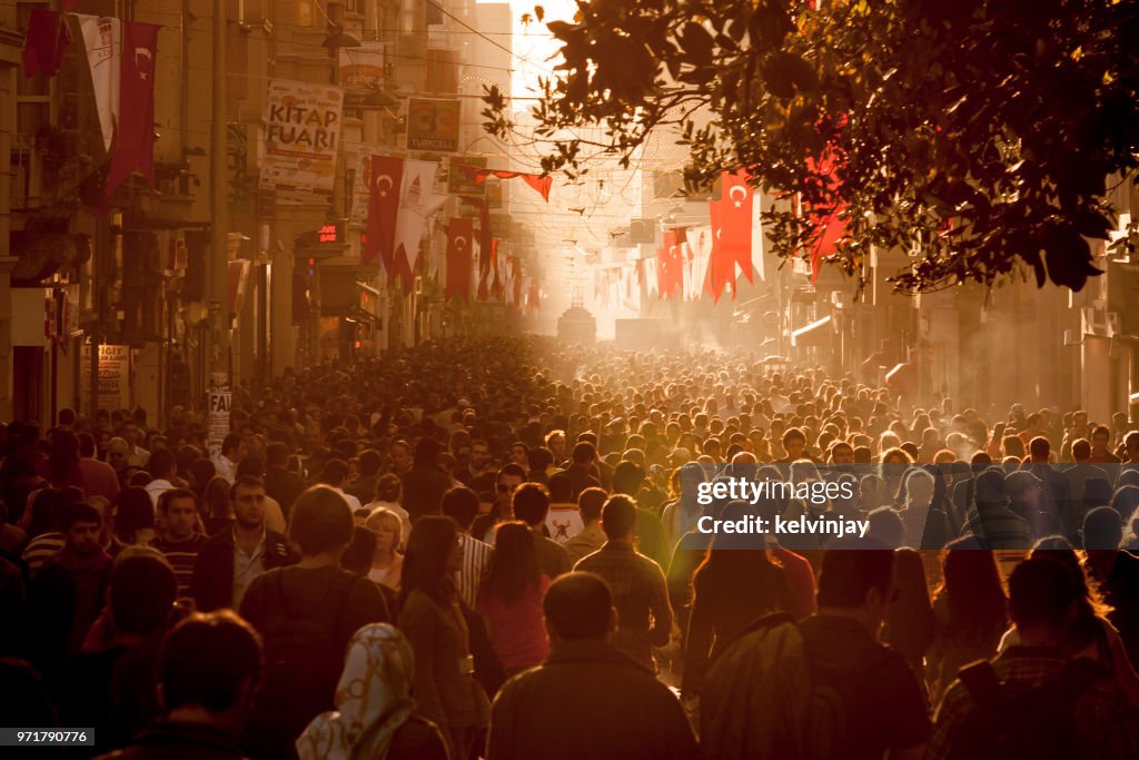 Massen von Käufern auf der Istiklal Avenue im Zentrum von Istanbul, Türkei