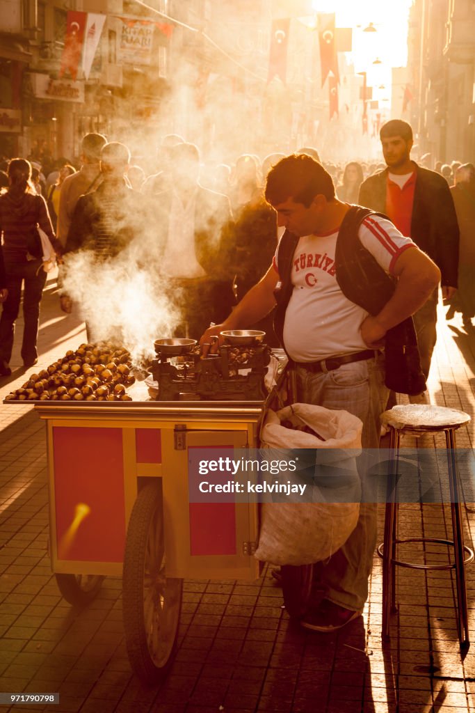 Suppen-Anbieter auf der Istiklal Avenue im Zentrum von Istanbul, Türkei