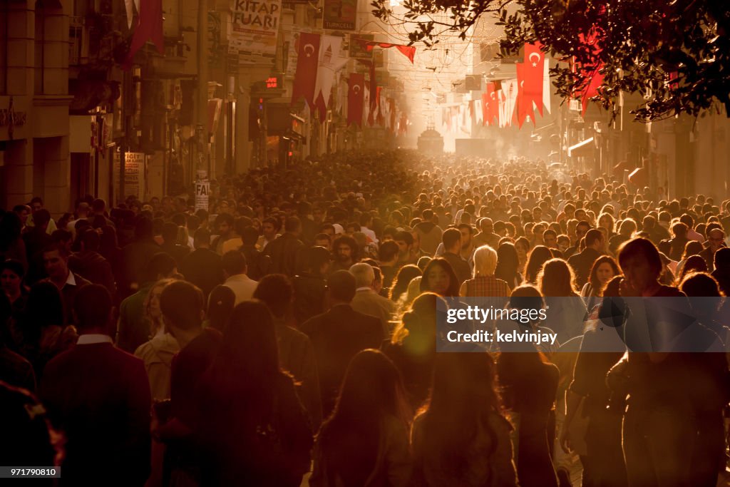 土耳其伊斯坦布爾中心 Istiklal 大街購物人群