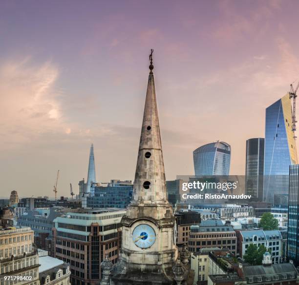 gratte-ciel dans la ville de londres - chapiteau colonne architecturale photos et images de collection