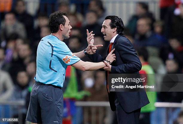Head coach Unay Emery of Valencia argues with referee Alfonso Perez Burrull during the La Liga match between Atletico Madrid and Valencia at Vicente...