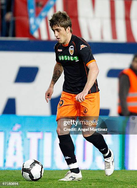 Pablo Hernandez of Valencia in action during the La Liga match between Atletico Madrid and Valencia at Vicente Calderon Stadium on February 28, 2010...